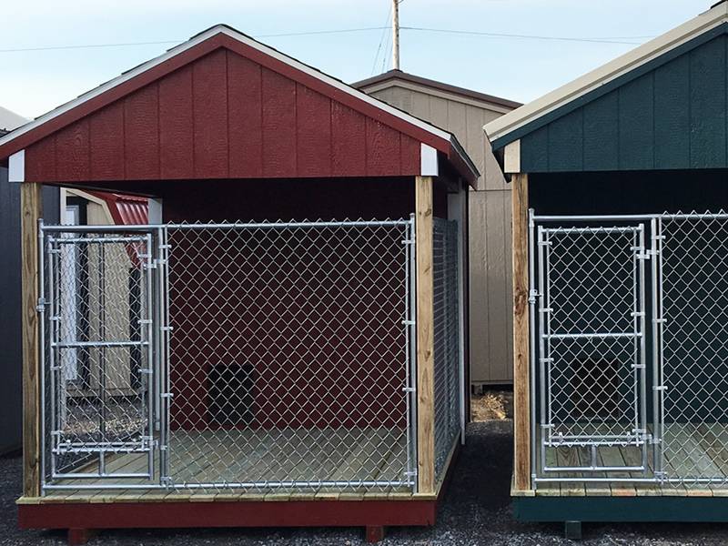 Загородка звена цепи использована к как стены для 2 стильных питомников собаки звена цепи.