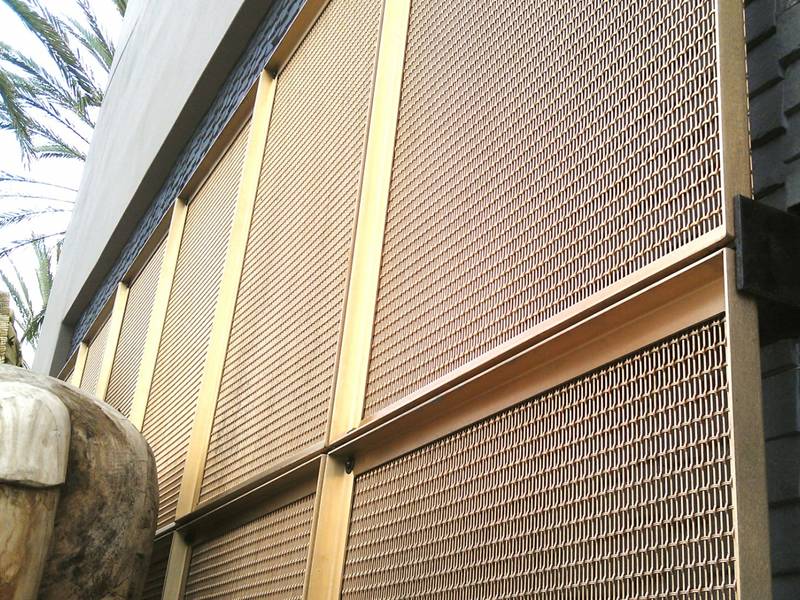 황금 주름진 짠 메쉬로 만든 장식용 건물 외관에 대한 그림.