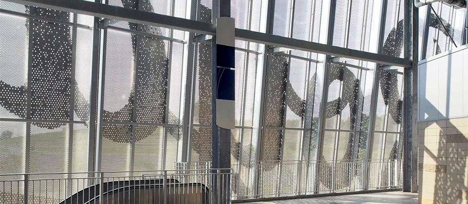 The outside of the floor-to-ceiling window is installed with large logo made of expanded metal.