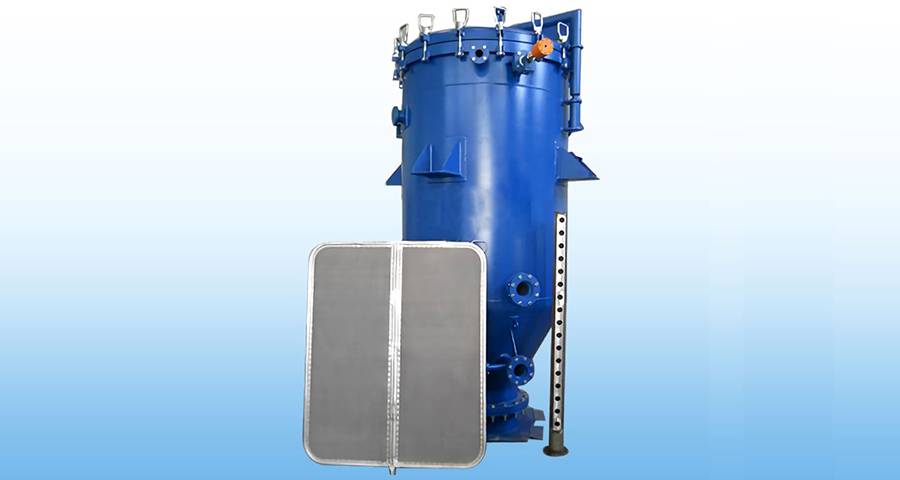 Stainless steel filter mesh used in vertical tank for edible oil filtration.