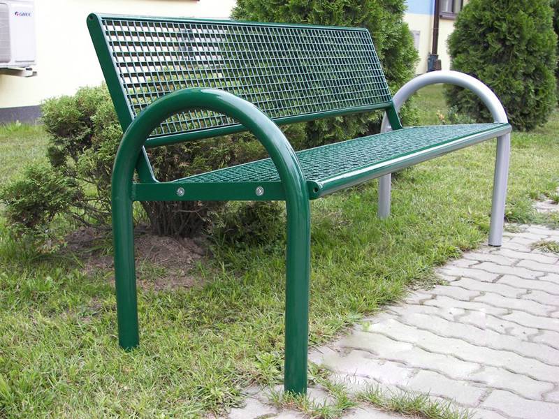 녹색 코팅 강철 격자 벤치는 주거 지역의 공공 장소에 있습니다.