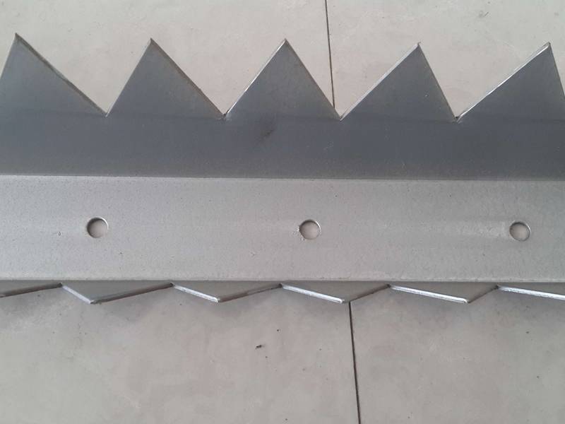 Part picture of razor channel spikes shown.