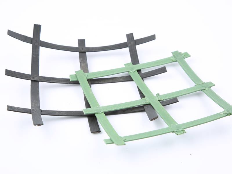 This is a piece of black steel plastic geogrid and a piece of green steel plastic geogrid.