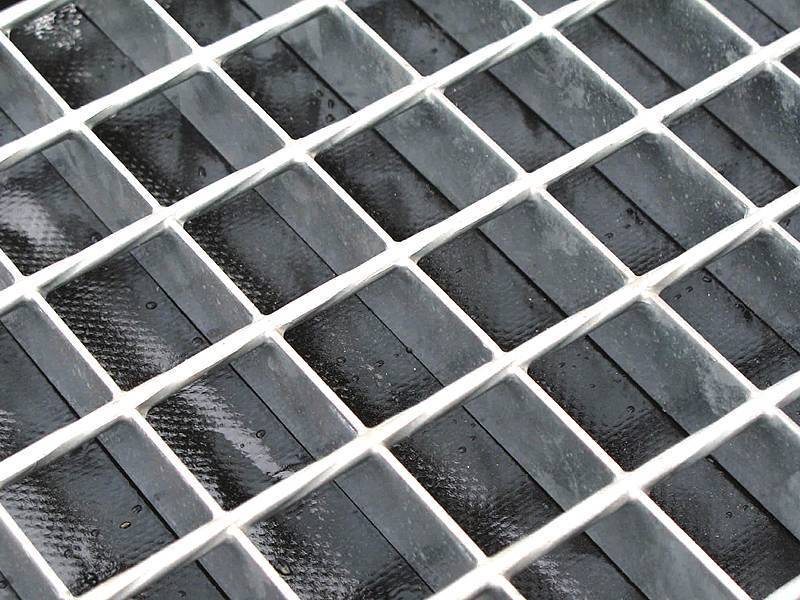 This is a galvanized welded bar grating with smooth surface.