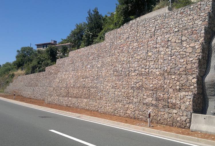 Des paniers de Gabion et des barrières de rockfall sont utilisés pour la protection de pente.