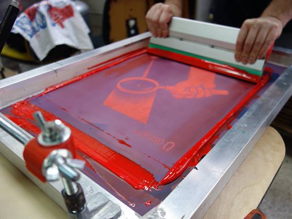 El proceso de impresión de pantalla se adopta para la impresión de camisetas.